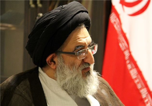 نماینده ولی فقیه در استان البرز رای خود را به صندوق انداخت