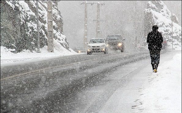 ممنوعیت تردد کامیونها در جادههای گیلان به علت کولاک/ محور پونل به خلخال همچنان مسدود