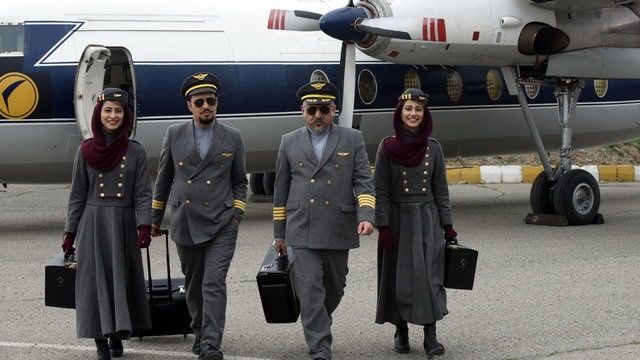 مانی حقیقی و جواد عزتی خلبان میشوند