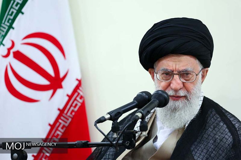 آیت الله خامنه ای در دانشگاه امام حسین(ع) حضور یافتند