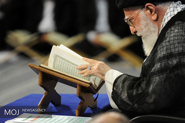 اقامه نماز ظهر و عصر به امامت آیت الله خامنهای در حسینیه امام خمینی