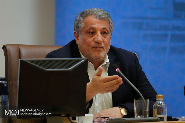 باید بدانیم که پایه های میز و صندلی مان بر روی دوش مردم است