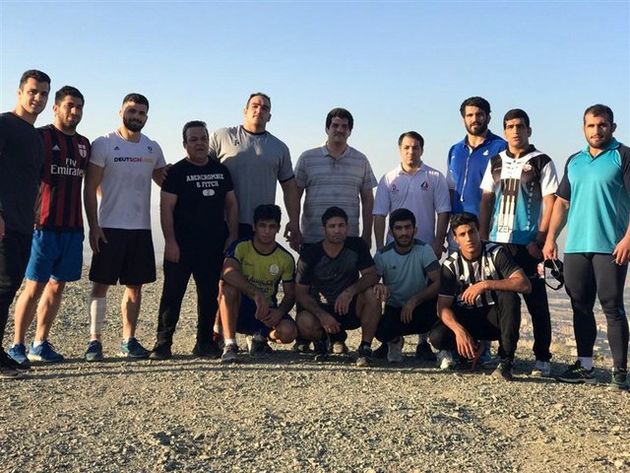 خادم با فرنگیکاران به دل کوه زد