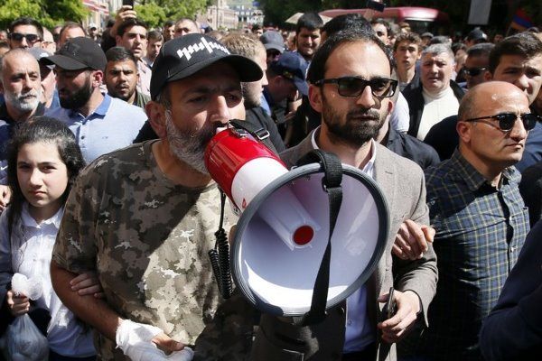 مخالفان حزب حاکم این انقلاب مخملین را به پایان برسانند
