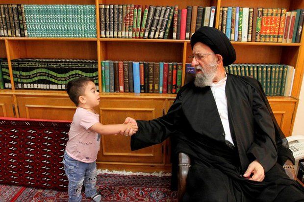 کودک نجات یافته درحادثه تروریستی مجلس با امام جمعه گرگان دیدارکرد