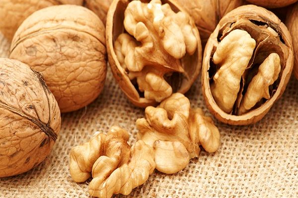 توقیف 7 تن گردوی خارجی قاچاق در اصفهان
