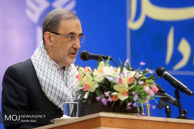 آمریکا عادت کرده با نیروی نظامی اموال و سرمایه های ملت ها را غارت کند
