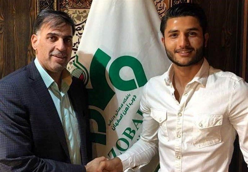 عارف غلامی مدافع فصل گذشته تیم سپاهان به ذوبآهن پیوست