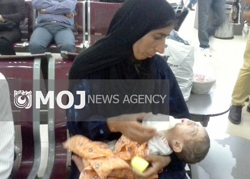 وزیر بهداشت کودک نابینای دهدزی را معاینه کرد