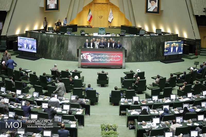 انتقال شهدا و مجروحان حادثه تروریستی مجلس به بیرون از ساختمان