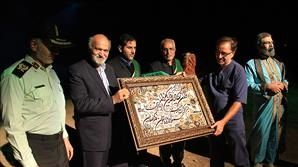 بخشش جریمه خودروهای پارک شده بینندگان این نمایش در حاشیه جاده