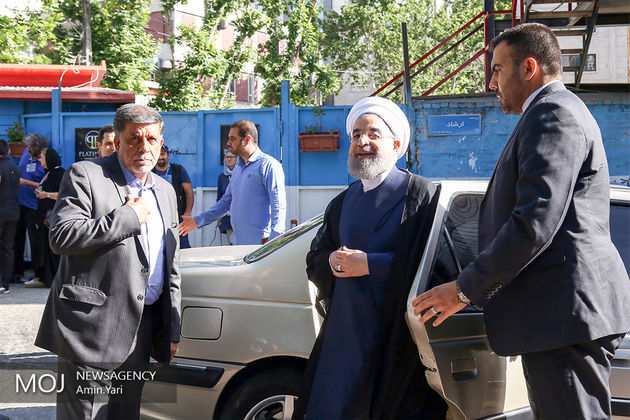 روحانی: از مردم خواهش می کنم پای صندوقهای رای بیایند