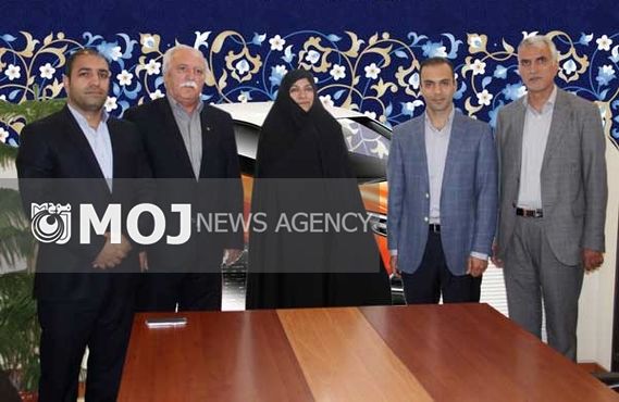 برنده قرعه کشی سومین مرحله باشگاه مشتریان بانک آینده جایزه ویژه خود را دریافت کرد