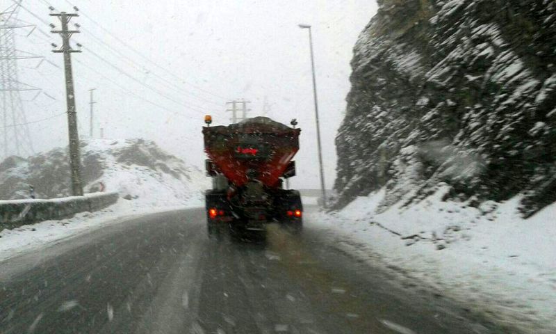 بارش برف در محور چالوس/ ترافیک پرحجم در محور هراز
