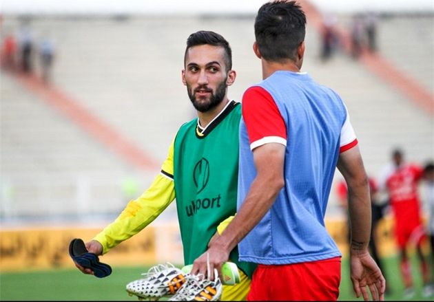 صادقیان با مچبند مخصوص مقابل استقلال بازی میکند