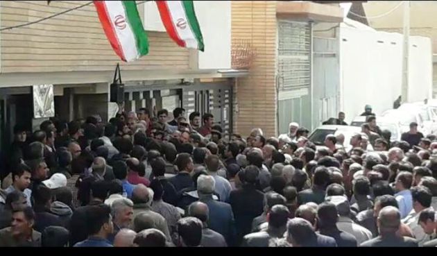 تجمع کشاورزان شرق اصفهان مقابل دفتر نمایندگان مجلس شورای اسلامی