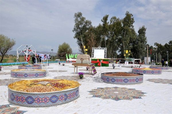 استقبال چشمگیر گردشگران نوروزی از بزرگترین سفره هفتسین جهان در قصر شیرین