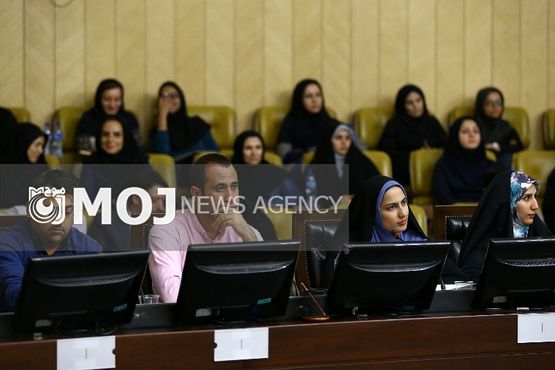 خبرنگاری که لاریجانی را دانشمند خطاب کرد / سوال از رییس مجلس تنها توسط چهار خبرنگار