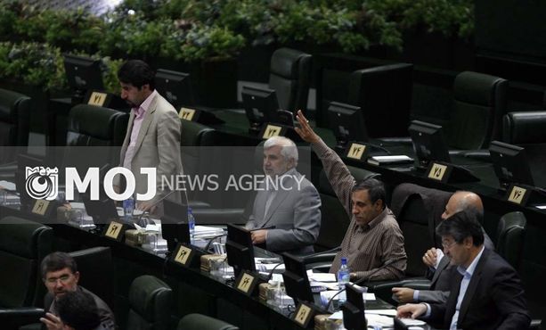 ۳۲ نماینده به جنتی درباره عقبنشینی از برگزاری کنسرت در مشهد تذکر دادند