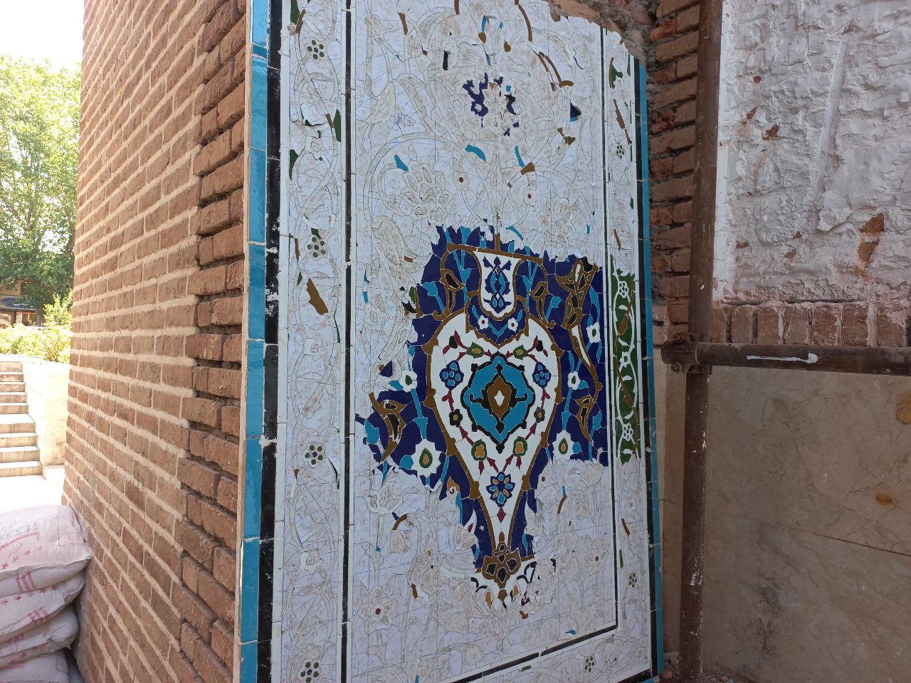 آغاز کاشی کاری سردر عالی قاپو