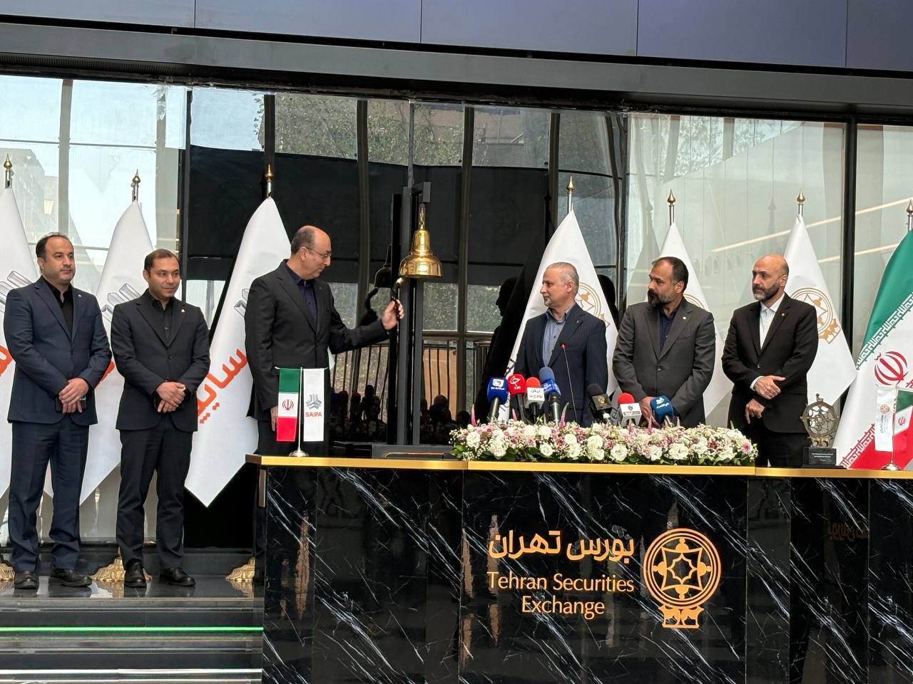 در آیین نواختن زنگ آغاز معاملات در تالار بورس تهران 