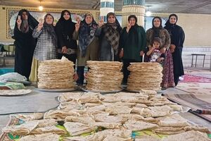 پخت نان سنتی برای پشتیبانی از نیروهای مستقر در مناطق مأموریتی فیروزآباد