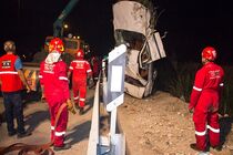 نجات دو مصدوم از یک سواری پژو پارس