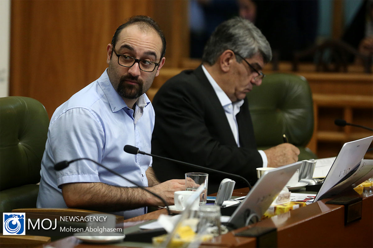 حجت نظری در یکی از جلسات شورای شهر
