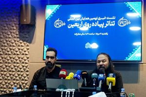 هنرمندان تئاتر در مسیر اربعین به اجرای برنامه می پردازند