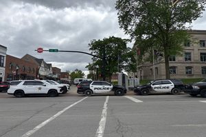 قتل یک مرد مقابل دادگاه به دست پلیس آمریکا