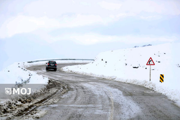 ۲۲ محور مواصلاتی کشور مسدود شد/برف و باران جاده‌های ۱۳ استان را درگیر کرده است