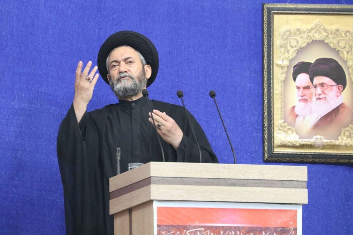امام جمعه اردبیل در مصلای امام خمینی 