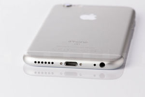 iOS ۱۰ وجود رطوبت در درگاه لایتینگ را تشخیص می‌دهد