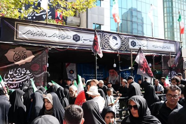 تداوم خدمت‌رسانی بانک سینا به عزاداران در دومین روز آیین وداع با رهبر شهید انقلاب