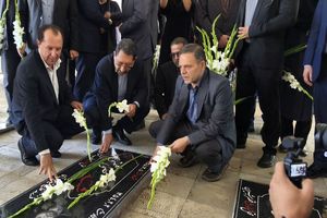 ادای احترام وزیر صمت به مقام شامخ شهدای زنجان 