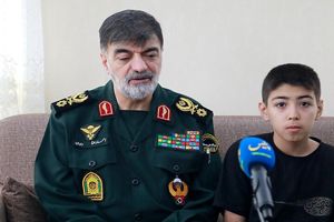 فرمانده فراجا با ۴ خانواده شهید انتظامی در دفاع مقدس ۱۲ روزه دیدار کرد