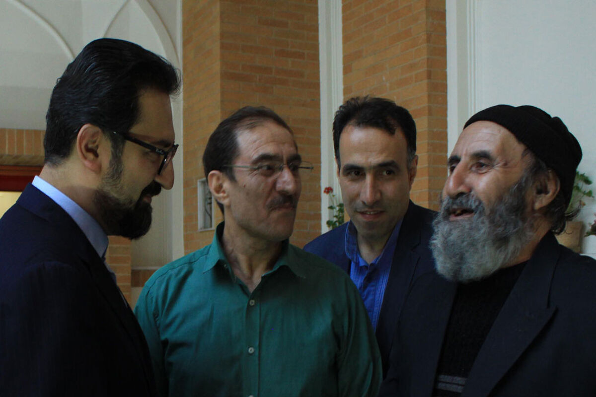 سید مجتبی حسینی، معاون امور هنری وزارت فرهنگ و ارشاد اسلامی، در بازدید از کارگاه نقاشی قهوه‌خانه‌ای 