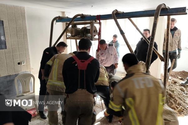  دو کارگر گرفتار در چاه ۲۵ متری در بلوار آفریقا نجات یافتند