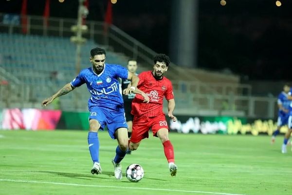 استقلال و تراکتور با یک روز تاخیر به مصاف هم می‌روند