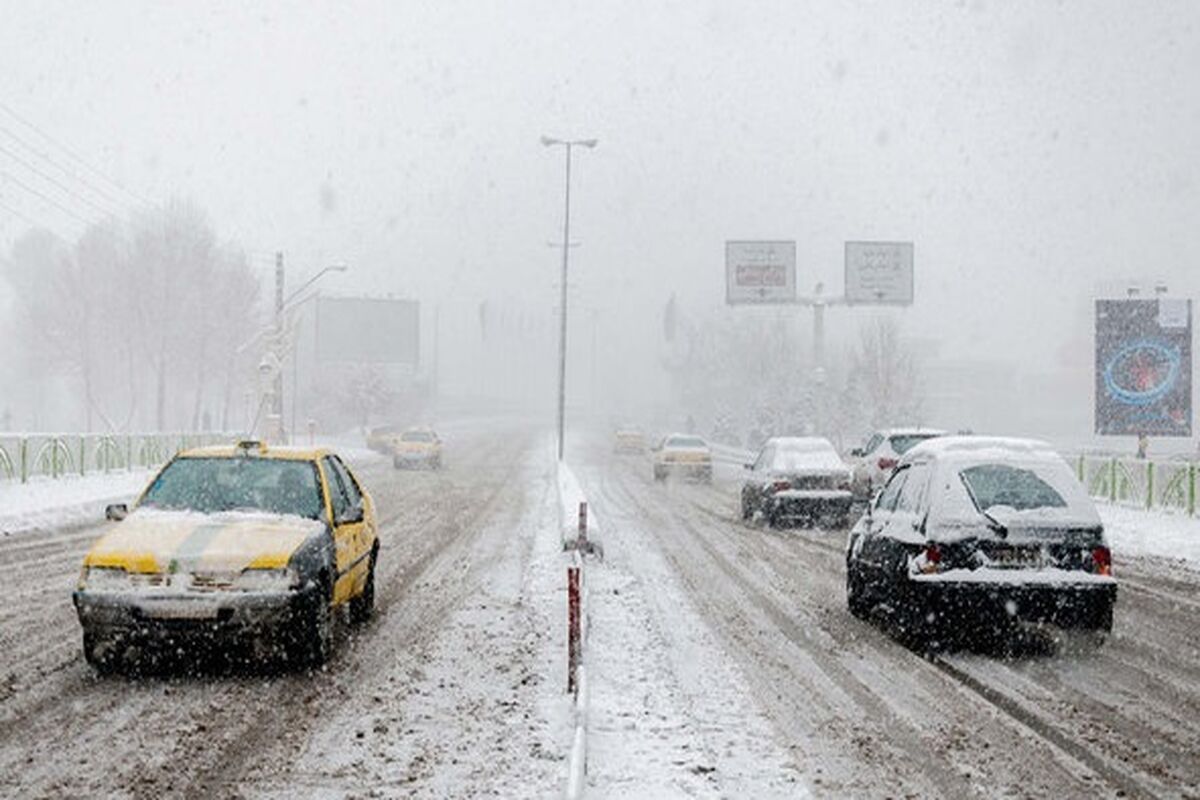 بارش برف در جاده