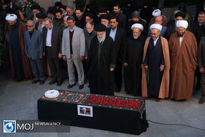 اقامه نماز رهبر انقلاب بر پیکر آیت‌الله امامی کاشانی
