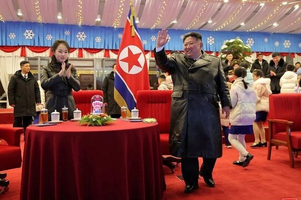 نمایش خانوادگی رهبر کره شمالی در نماد قدرت