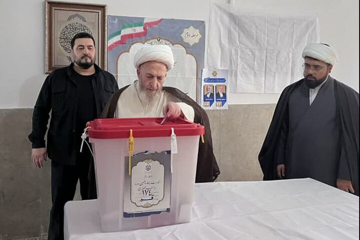 آیت‌الله سبحانی رأی خود را به صندوق انتخابات انداخت