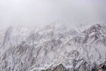 کولاک شدید کار انتقال اجساد جان باختگان هواپیمای یاسوج-تهران را کند کرد/عملیات جست‌وجو  متوقف شد