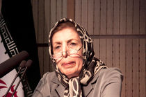 ژاله آموزگار نشان شوالیه را از سفیر فرانسه دریافت کرد