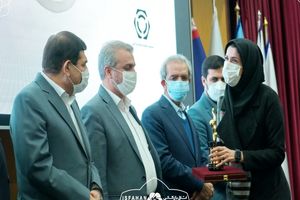 دریافت تندیس صادرکننده نمونه ملی توسط عضو هیئت رئیسه اتاق بازرگانی اصفهان