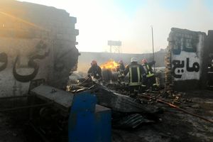 اطفای حریق گسترده انبار سیلندر گاز مایع در قم