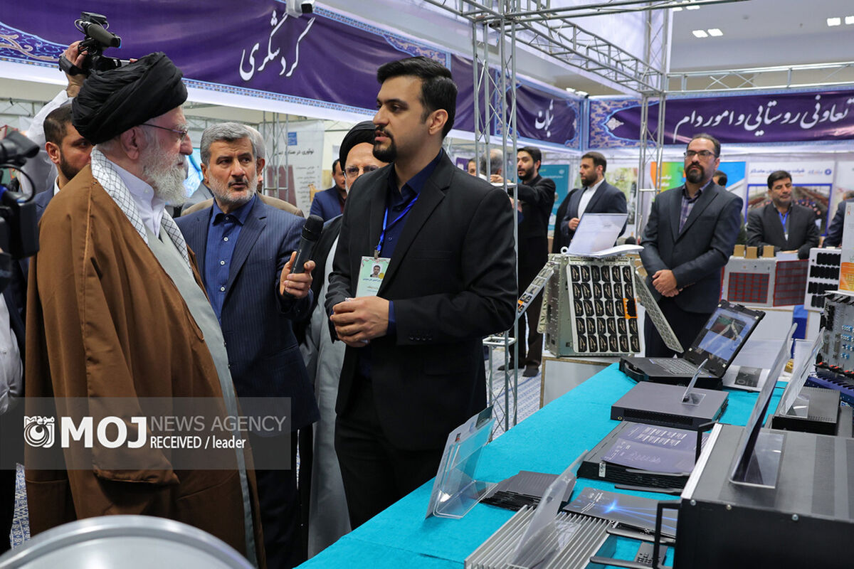 بازدید رهبر انقلاب از نمایشگاه دستاوردها و توانمندی‌های بخش خصوصی