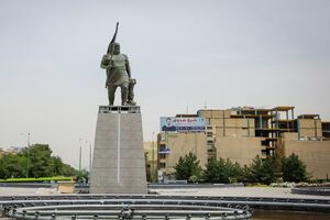 نصب مجدد تندیس کاوه آهنگر در میدان آزادی اصفهان