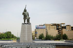نصب مجدد تندیس کاوه آهنگر در میدان آزادی اصفهان